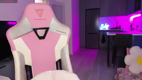 Emi online show from November 23, 2025, 5:02 pm