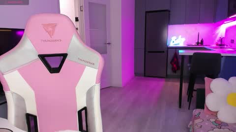 Emi online show from December 17, 2025, 4:02 pm