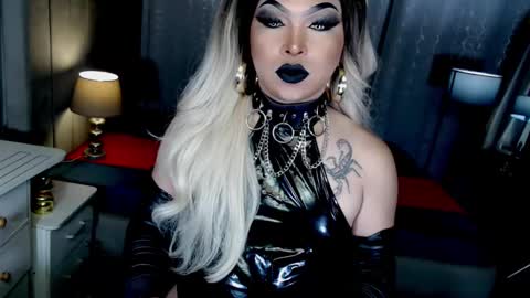 Zhavia online show from November 3, 2025, 6:20 pm