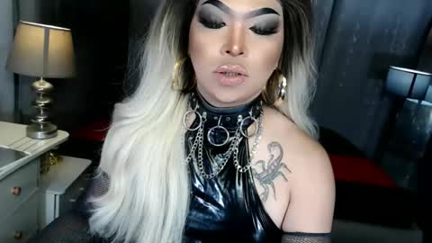 Zhavia online show from November 27, 2025, 8:33 pm