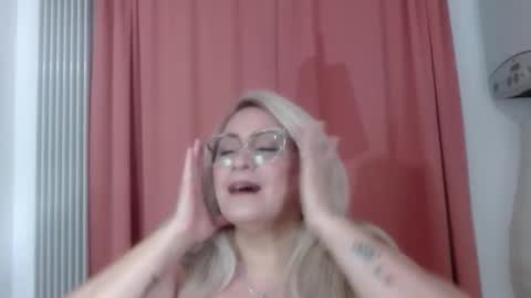 Snapshot of xelenaxx chatting on May 18, 2026, 9:15 am Elena online show from May 18, 2026, 9:15 am