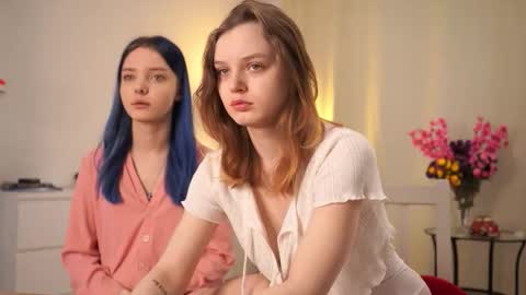 Luna and Lina online show from November 10, 2025, 4:11 am