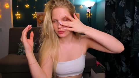 Chloe online show from February 21, 2025, 2:27 pm