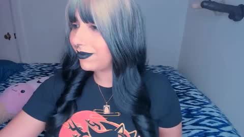 Snapshot of xocurvyrae chatting on January 5, 2025, 6:46 am Rae online show from January 5, 2025, 6:46 am