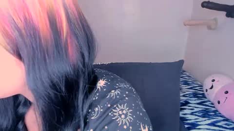 Snapshot of xocurvyrae chatting on February 24, 2025, 4:49 am Rae online show from February 24, 2025, 4:49 am