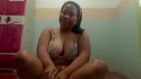xxpinaymomxx online show from November 29, 2025, 7:00 am