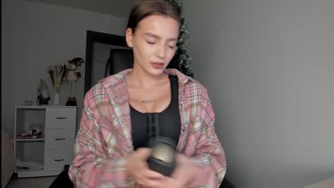 xxx_leila online show from January 27, 2025, 8:40 am