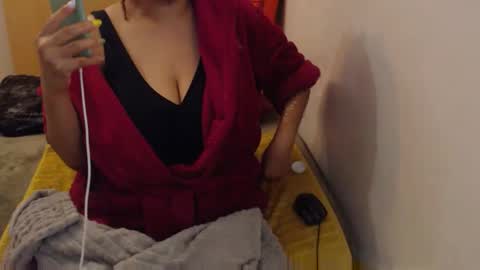 Snapshot of xxxbustybabe27x chatting on April 24, 2026, 3:47 pm Ayanda online show from April 24, 2026, 3:47 pm