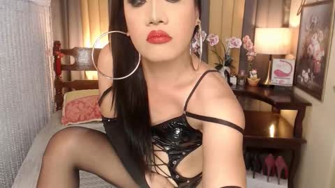 Snapshot of xxxmiss_cathyxxx chatting on October 9, 2025, 4:49 pm QUEENCY online show from October 9, 2025, 4:49 pm