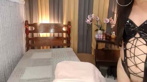 Snapshot of xxxmiss_cathyxxx chatting on December 22, 2025, 12:35 pm QUEENCY online show from December 22, 2025, 12:35 pm