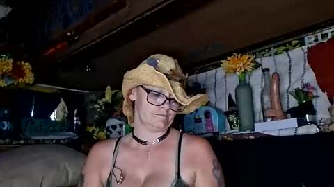 XXXQueenMandyDickenz online show from May 13, 2026, 8:27 pm