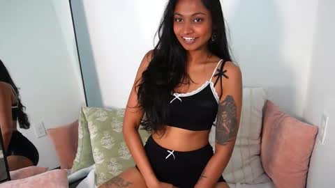 Zara online show from March 6, 2025, 5:43 pm