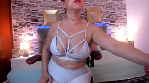 Snapshot of yeseniaa_25 chatting on July 14, 2026, 1:06 pm Yeseniaa online show from July 14, 2026, 1:06 pm