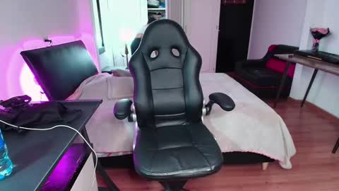 yesie_hot2 online show from September 19, 2025, 1:18 am