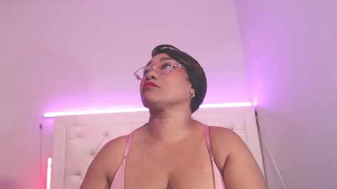 yhazan_brown online show from May 19, 2026, 3:35 am