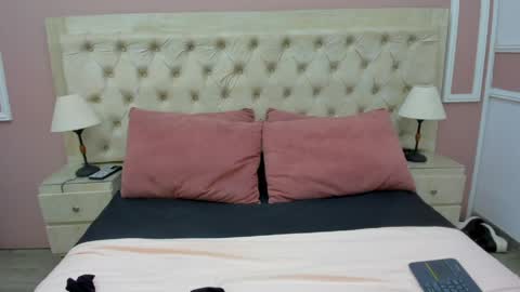 yiyisandoval online show from April 6, 2026, 10:44 pm