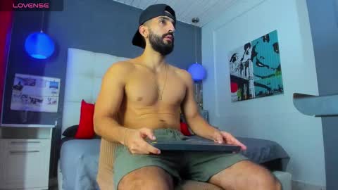 Yiyo online show from February 15, 2026, 4:42 am