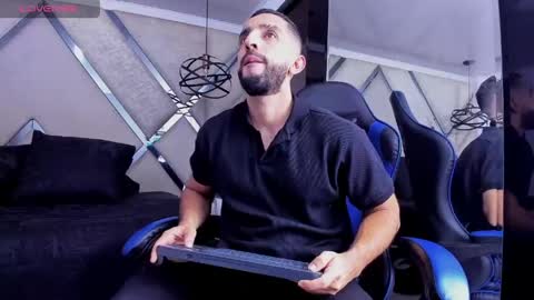 Yiyo online show from April 14, 2026, 4:29 am