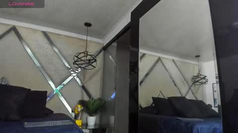 Yiyo online show from April 17, 2026, 4:26 am