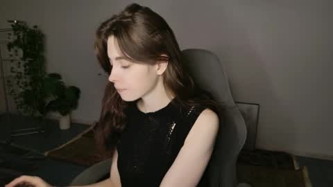 yoka_paradoxxx online show from November 19, 2025, 5:18 am