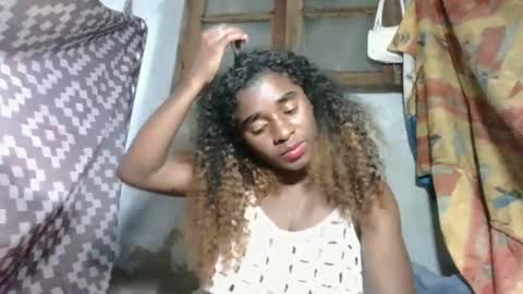 yolandrina05 online show from September 17, 2025, 7:37 pm