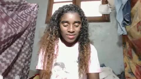 yolandrina05 online show from September 18, 2025, 12:40 pm