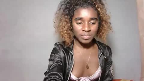 yolandrina05 online show from October 13, 2025, 1:00 pm