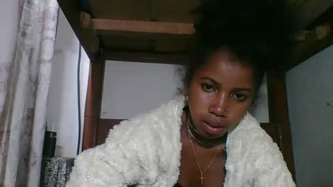 yolandrina05 online show from February 4, 2026, 11:09 pm