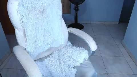 your_latin_girl online show from April 19, 2026, 11:29 pm