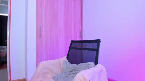 your_little_ online show from January 8, 2025, 4:54 pm