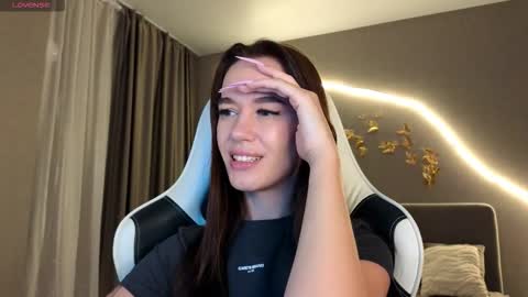 Jessica Loyd online show from September 15, 2025, 9:09 am