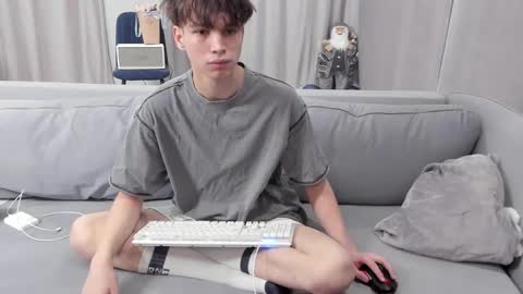 your_shy_guy online show from February 14, 2025, 6:40 pm