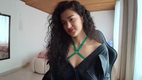 yourdreamgirl2025 online show from October 29, 2025, 2:08 pm