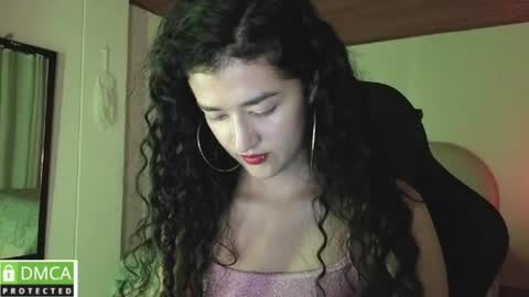 Snapshot of yourdreamgirl2025 chatting on June 18, 2026, 12:33 am yourdreamgirl2025 online show from June 18, 2026, 12:33 am