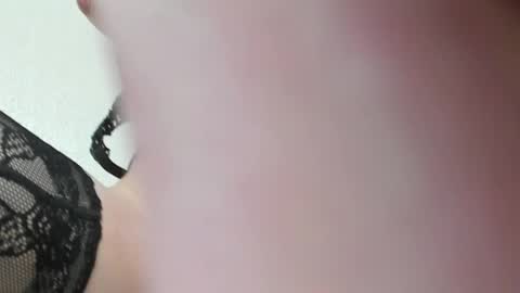 yourkriss_new1 online show from April 22, 2026, 12:50 pm