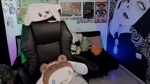    rawr   Anne Independent model      online show from September 13, 2025, 5:57 pm