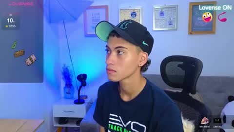 yulian_vasquez online show from November 18, 2025, 3:16 pm