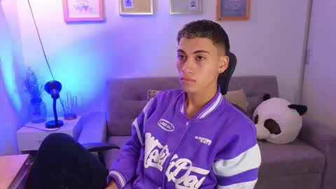 yulian_vasquez online show from November 24, 2025, 12:16 pm