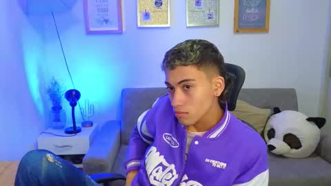 yulian_vasquez online show from November 27, 2025, 12:18 pm