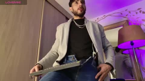 yulian 2811 online show from February 13, 2025, 7:24 am