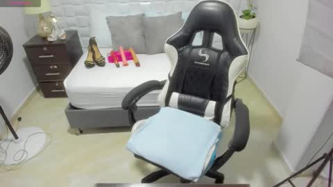 Y U L I T Z A online show from November 6, 2025, 11:11 am