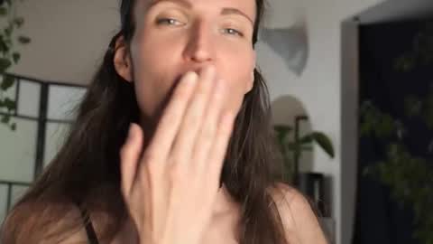 yulla dao online show from October 12, 2025, 5:12 pm