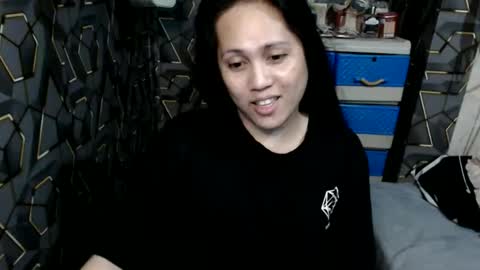 yumi online show from October 27, 2025, 3:49 pm