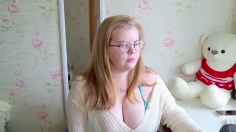 Snapshot of yumm_lolly chatting on June 15, 2026, 12:29 pm Polly online show from June 15, 2026, 12:29 pm