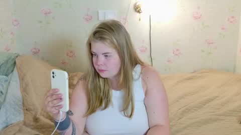 Snapshot of yumm_lolly chatting on July 17, 2026, 5:40 pm Polly online show from July 17, 2026, 5:40 pm