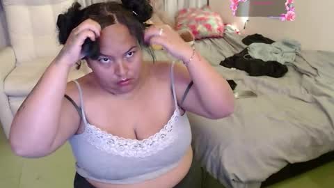 Snapshot of yvonn_jlove chatting on December 3, 2025, 2:41 am yvonn online show from December 3, 2025, 2:41 am