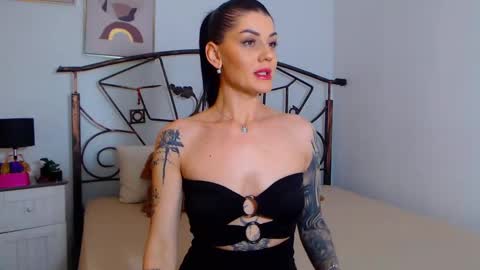 Snapshot of yvonneeverlee chatting on January 3, 2025, 9:05 pm I V Y online show from January 3, 2025, 9:05 pm