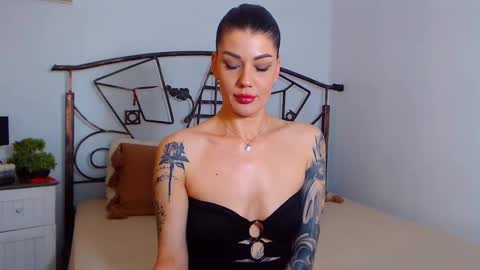 Snapshot of yvonneeverlee chatting on January 24, 2025, 8:54 pm I V Y online show from January 24, 2025, 8:54 pm