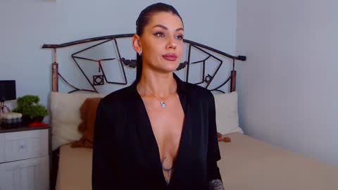 Snapshot of yvonneeverlee chatting on March 4, 2025, 9:00 pm I V Y online show from March 4, 2025, 9:00 pm