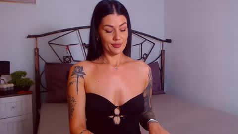 Snapshot of yvonneeverlee chatting on September 17, 2025, 7:48 pm I V Y online show from September 17, 2025, 7:48 pm